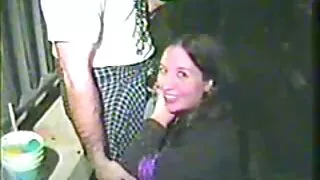 Loira esbelta em jea ...