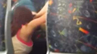 Adorável bebê dá as  ...